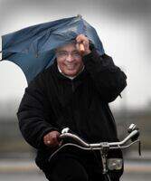 Alkmaar, 19 januari 2009. GOED HUMEUR ONDANKS STORM EN REGEN.
Een man probeert met een kapotte paraplu, storm tegen  en regen vrolijk zijn weg te vinden. foto Martin Mooij
Onderwerpen januari 2009
